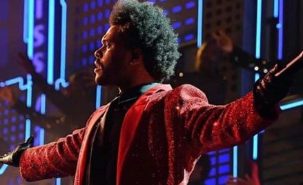 The Weeknd: czerwona marynarka Givenchy gwiazdą Super Bowl