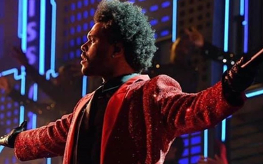 The Weeknd: czerwona marynarka Givenchy gwiazdą Super Bowl
