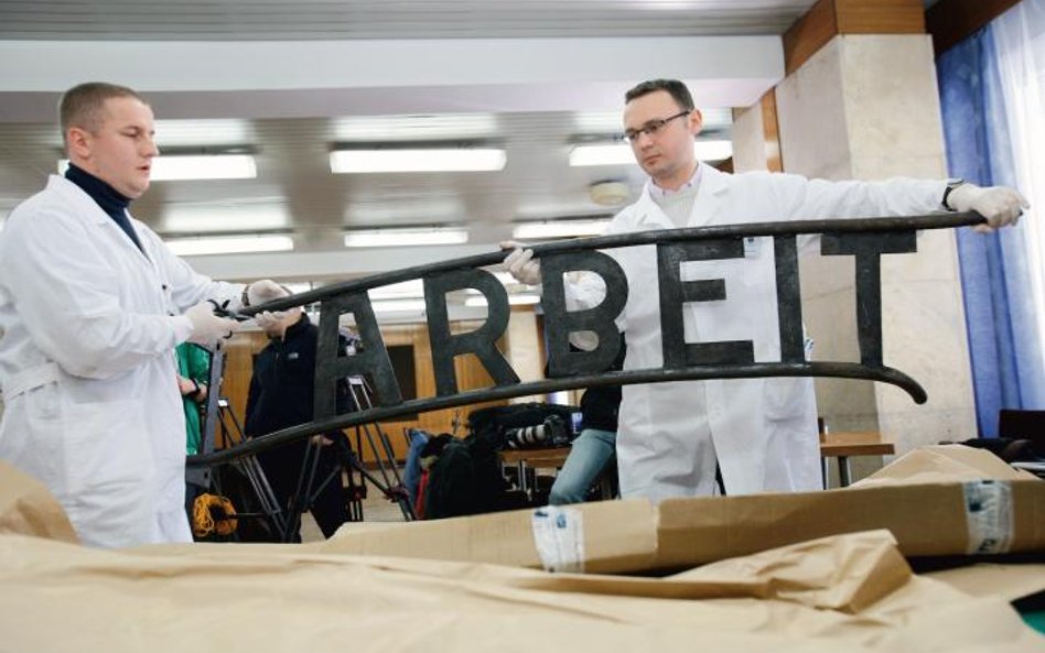 Krakowska prezentacja odzyskanych przez policję fragmentów napisu „Arbeit macht frei”, 22 grudnia 20