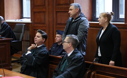 Wołodymyr Żurawlow (C) na sali Sądu Okręgowego w Warszawie
