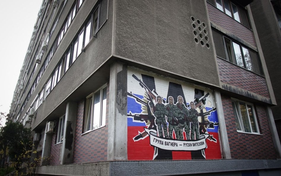 Mural przedstawiający najemników z Grupy Wagnera na jednym z bloków mieszkalnych w stolicy Serbii, B