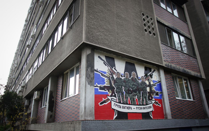Mural przedstawiający najemników z Grupy Wagnera na jednym z bloków mieszkalnych w stolicy Serbii, B