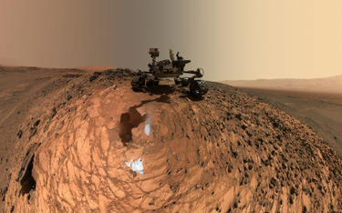 Tak wygląda Curiosity w całej okazałości. Nie widać tylko ramienia trzymającego kamerę.