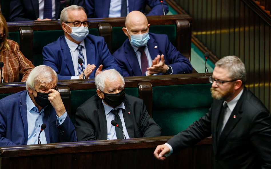 Z powodu pandemii przez ponad dwa lata polski Sejm pracował w trybie nad- zwyczajnym, choć niektórzy