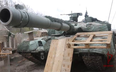 F1 W walkach na Ukrainie biorą od niedawna udział nowoczesne rosyjskie czołgi T-90M.