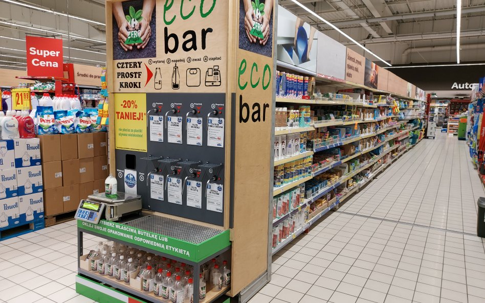 Carrefour Polska stworzył pierwszy refillomat z produktami marki własnej