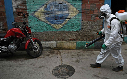 Według oficjalnych danych w Brazylii zachorowało 395 tys. ludzi. Na zdjęciu: dezynfekcja w faweli Ba