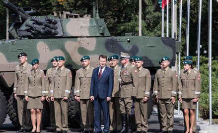 Po zmianie szefa MON i objęciu stanowiska przez Mariusza Błaszczaka kontrowersji w wojsku nie ubywa