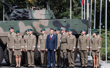 Po zmianie szefa MON i objęciu stanowiska przez Mariusza Błaszczaka kontrowersji w wojsku nie ubywa
