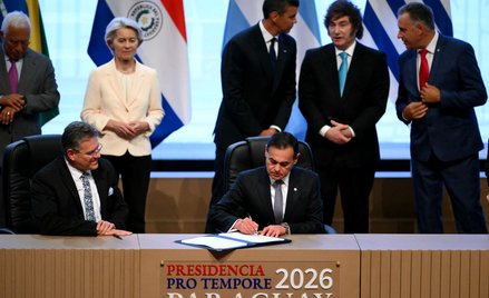 Minister spraw zagranicznych Paragwaju Ruben Ramirez Lezcano podpisuje dokument w towarzystwie komis