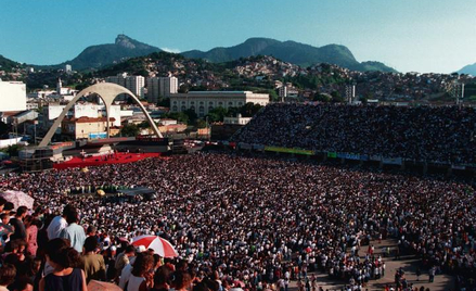 Zgromadzenie wiernych Kościoła Królestwa Bożego na sambodromie w Rio de Janeiro. Barwnie i bojowo