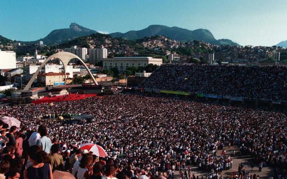 Zgromadzenie wiernych Kościoła Królestwa Bożego na sambodromie w Rio de Janeiro. Barwnie i bojowo