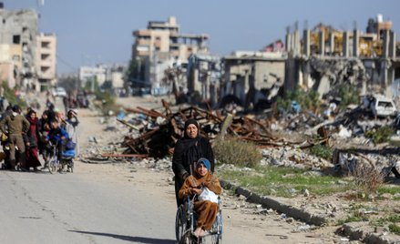 Palestyńczycy uciekający z północnej części Gazy w związku z izraelską operacją wojskową w Dżabalii.