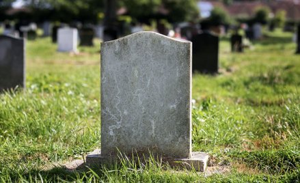 Nie nosili maseczek. Za karę kopali groby dla ofiar COVID-19