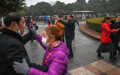 Mieszkańcy Wuhan tańczą w parku, 23 stycznia br., rok po wprowadzeniu w mieście lockdownu