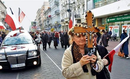 W kondukcie żałobnym szło wiele osób, które na pogrzeb zamordowanego działacza PiS Marka Rosiaka prz