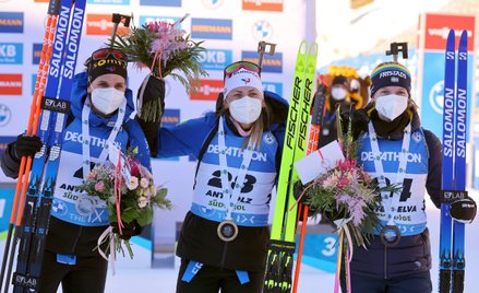 Na podium stanęły Justine Braisaz-Bouchet (w środku), Julia Simon (z lewej) i Mona Brorsson