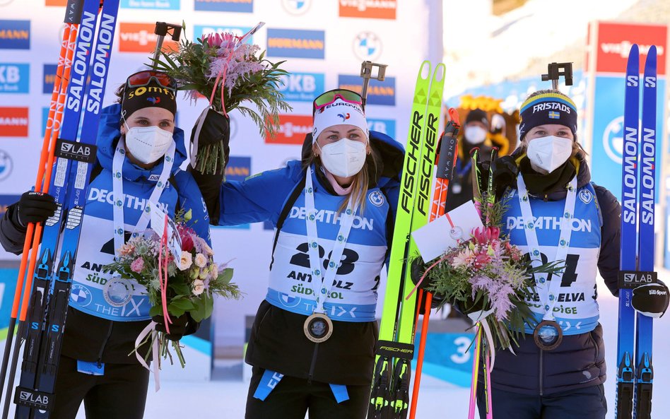 Na podium stanęły Justine Braisaz-Bouchet (w środku), Julia Simon (z lewej) i Mona Brorsson