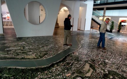 Zmodernizowane wnętrze Starego Ratusza z mapą miasta na podłodze