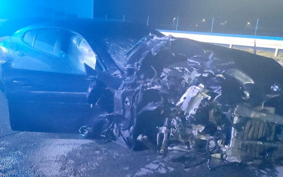 BMW prawdopodobnie uderzyło w prawidłowo jadący samochód osobowy Kia, w którym zginęła trzyosobowa r