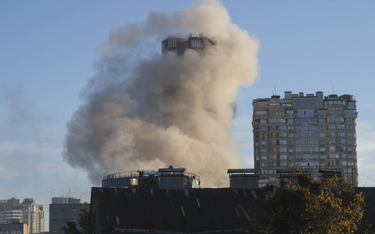 Dym nad budynkiem w Kijowie po rosyjskim ataku, fot. z 17 października 2022 r.