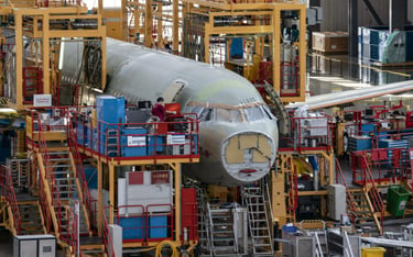 Airbus zatrudnia na świecie 148 tys. osób i miał w 2023 r. przychody na poziomie 65,4 mld euro. Posi