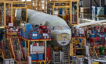 Airbus zatrudnia na świecie 148 tys. osób i miał w 2023 r. przychody na poziomie 65,4 mld euro. Posi