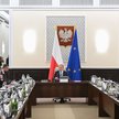 Premier Donald Tusk (C) na posiedzeniu rządu w KPRM w Warszawie. Jego zdaniem informacja o zarobkach