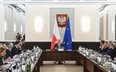 Premier Donald Tusk (C) na posiedzeniu rządu w KPRM w Warszawie