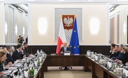 Premier Donald Tusk (C) na posiedzeniu rządu w KPRM w Warszawie. Jego zdaniem informacja o zarobkach