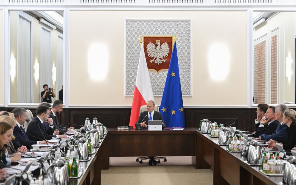 Premier Donald Tusk (C) na posiedzeniu rządu w KPRM w Warszawie. Jego zdaniem informacja o zarobkach