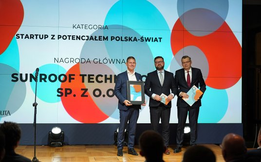 Nagrodę główną w kategorii "Start-up z potencjałem Polska–Świat" odbiera Jarosław Wyrzykowski, Head 