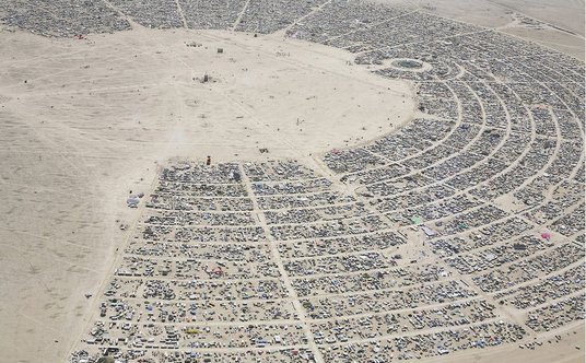 Podczas Burning Man Festival na pustyni powstaje ogromne miasto, które znika wraz z zakończeniem fes
