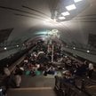 Metro w Kijowie, w którym mieszkańcy ukraińskiej stolicy szukają schronienia w czasie ataku rakietow