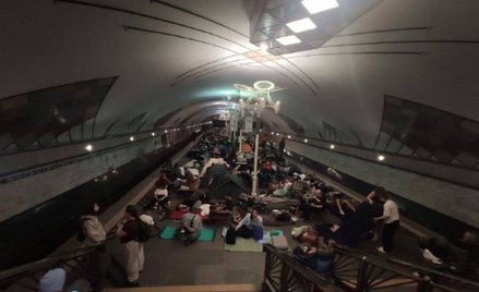 Metro w Kijowie, w którym mieszkańcy ukraińskiej stolicy szukają schronienia w czasie ataku rakietow