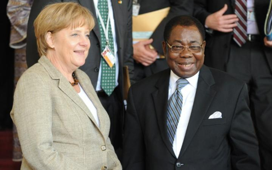 Kanclerz Angela Merkel z Jamesem Victorem Gbeho z Nigerii