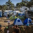 Grecja przenosi uchodźców po starciach na Lesbos