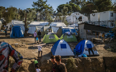 Grecja przenosi uchodźców po starciach na Lesbos