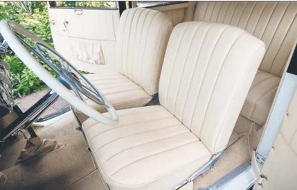 Biel tapicerki aż razi w oczy.