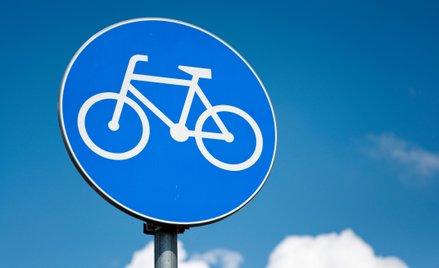 Rozpędzone rowery i hulajnogi na ścieżkach przecinają drogę dzieciom i seniorom