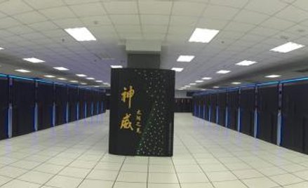 W tych szafach w ośrodku komputerowym w Wuxi zamkniętych jest 41 tysięcy procesorów. Budowa Sunway T