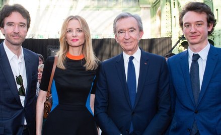 Fot: Bernard Arnault (drugi z prawej) to dziś jeden z najbogatszych ludzi świata. Fot: LVMH Twitter