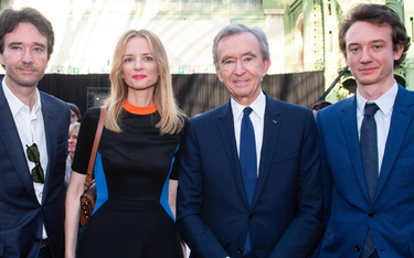 Fot: Bernard Arnault (drugi z prawej) to dziś jeden z najbogatszych ludzi świata. Fot: LVMH Twitter