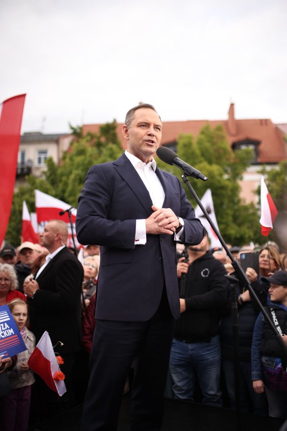 Karol Nawrocki podczas wiecu wyborczego na rynku w Płocku