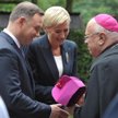 Para prezydencka – Agata Kornhauser-Duda i Andrzej Duda witana przez biuskupa seniora diecezji łowic