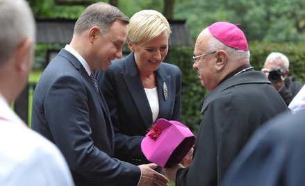 Para prezydencka – Agata Kornhauser-Duda i Andrzej Duda witana przez biuskupa seniora diecezji łowic