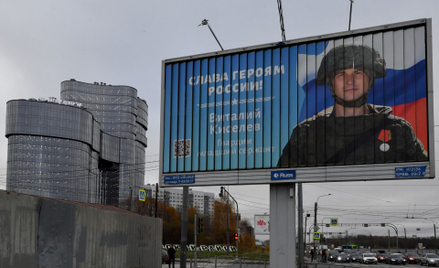 Billboard z hasłem "Chwała bohaterom Rosji" w Sankt Petersburgu