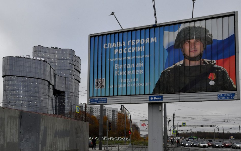 Billboard z hasłem "Chwała bohaterom Rosji" w Sankt Petersburgu