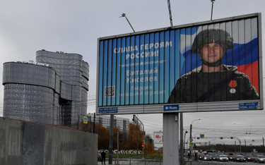 Billboard z hasłem "Chwała bohaterom Rosji" w Sankt Petersburgu