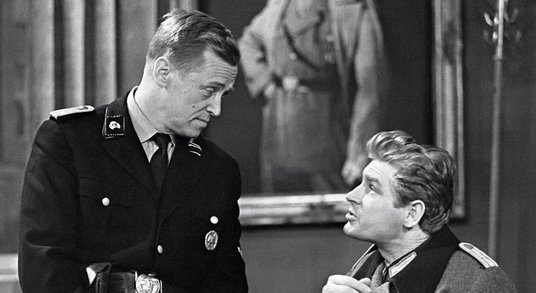 Emil Karewicz jako Brunner i Stanisław Mikulski w roli Klossa w „Stawce większej niż życie”. Telewiz